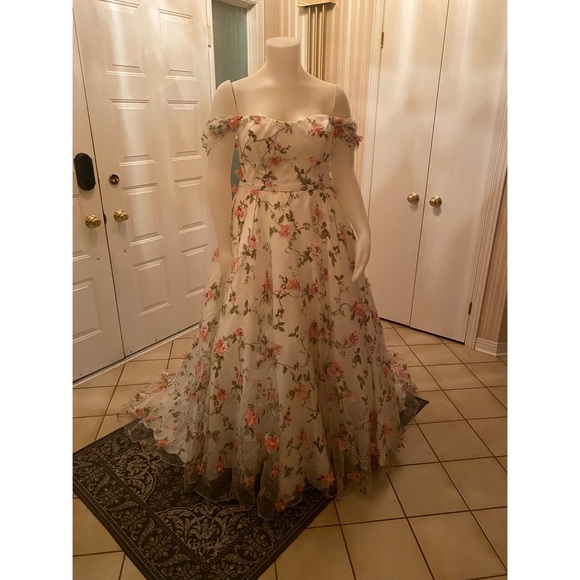 Stunning Floral Off-shoulder Flowy Plus Size Ballgown Engagement / Prom Dress - Picture 4 of 6